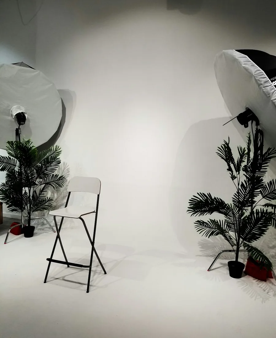 Portrait en studio devant un fond uni avec lumière latérale contrôlée