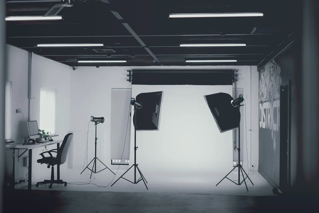 Éclairage dirigé dans un studio de photographie monochrome